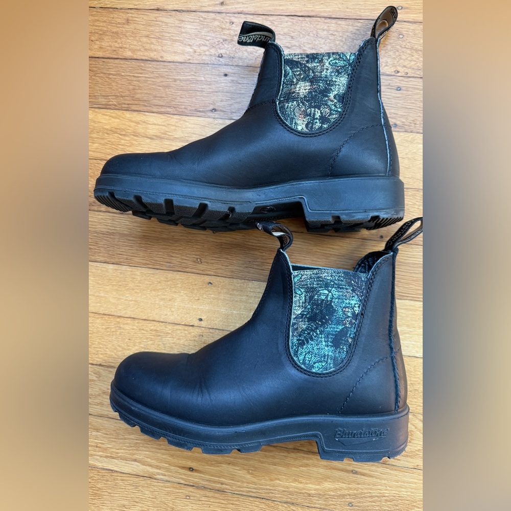 Blundstone Originals Chelsea boots 
Black and fern floral